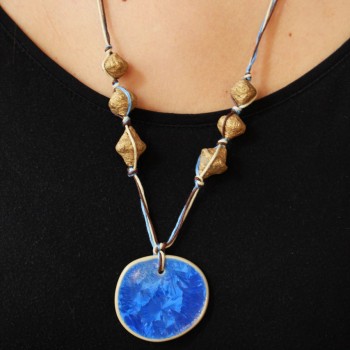 Collana in ceramica blu cristalli.